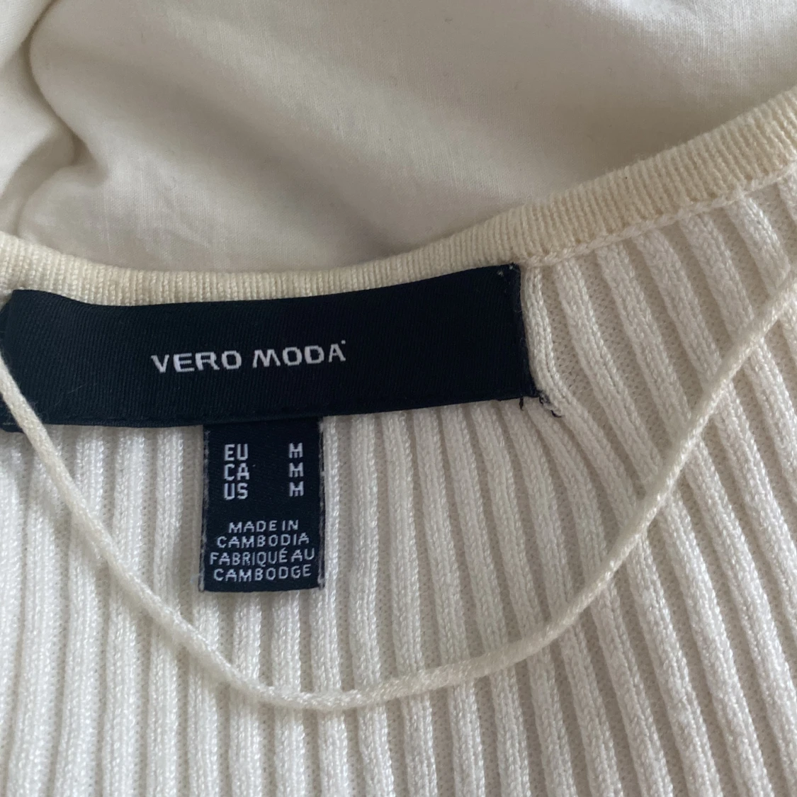 Vit långärmad tröja som är ribbad. - 90