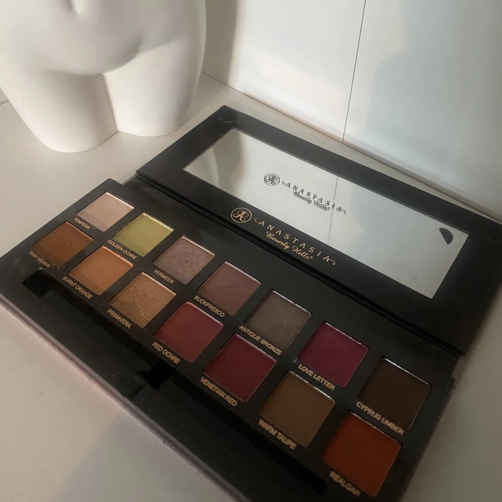 En ögonskuggspalette från Anastasia Beverlyhills ”Modern Renaissance”, endast testad!💗 Nypris 595. Övrigt.