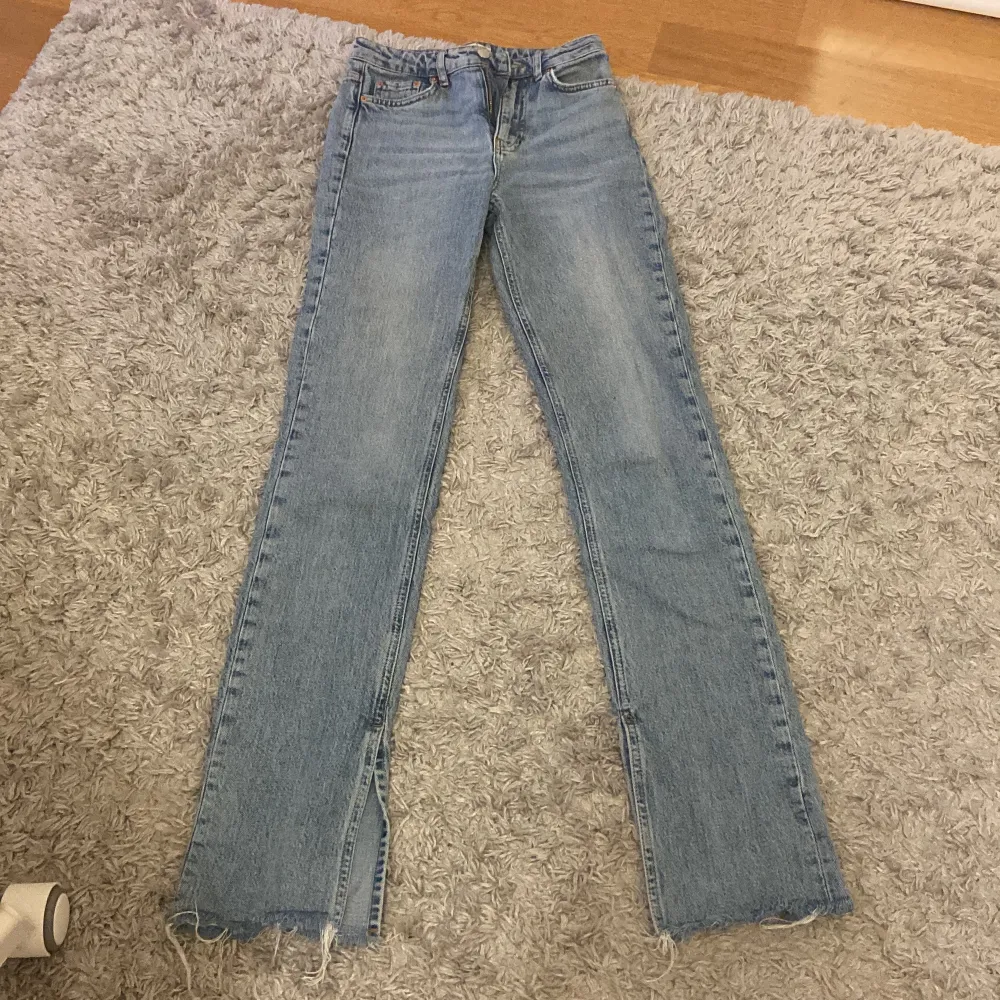 Ett par blåa slit jeans från GinaTricot. Jeansen är högmidjade och ganska raka upptill. Nedtill går de ut lite och har en fin slits❤️. Jeans & Byxor.