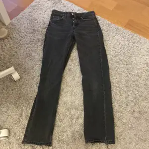 Svarta mid waist straight jeans från zara i storlek 32. Säljer då de är för korta för mig. (Jag är 172). Skriv om ni vill ha fler detaljer❤️