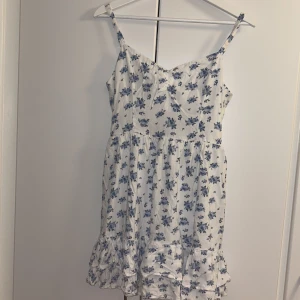 Hollister klänning - Säljare min hollister klänning som jag beställde via zalando. Använd ca 5-10 gånger och är i bra skick. Justerbara axelband och även band som man kan knyta på baksidan💕