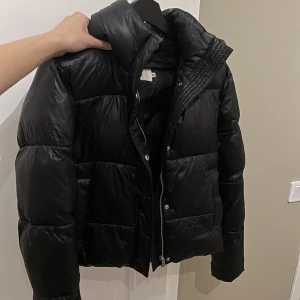Svart dunjacka - Svart dunjacka från NELLY i storlek 34, superfint skick!🥰 Pris: 400kr+frakt