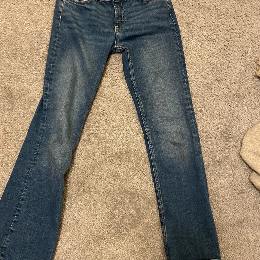 Lågmidjade jeans säljer för att den blivit förkorta jag är 166cm bara kvalitet använda ett få tal ggr . Jeans & Byxor.