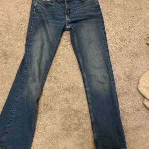 Lågmidjade jeans säljer för att den blivit förkorta jag är 166cm bara kvalitet använda ett få tal ggr 