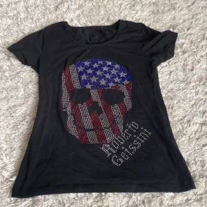 Döskalle y2k t-shirt - Roberto Geissini T-shirt med rhinestones, oanvänd, storlek S men är stretchig och hade nog passat XS-L - skriv för bilder på!