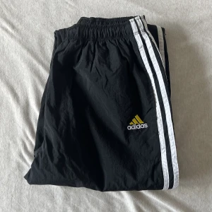 Adidas trackpants - Jätte snygga vintage adidas trackpants!! Köpta tidigt 2000-tal men ändå så bra skick💕det finns en dragkedja på varje ben💕