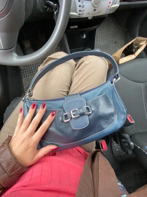 Äkta läderväska  - Säljer en väldigt classy marinblå läderväska med fina silverdetaljer! Jättesnygg nu till hösten!🍂 Fint skick! Tillverkad i Spanien☺️