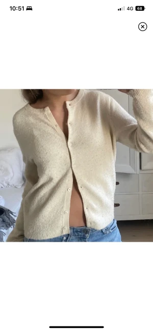 Stickad kofta - Så fin eftertraktad stickad kofta från hm som är helt slutsåld❤️‍🔥❤️‍🔥