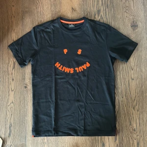 Paul Smith T-shirt  - En Paul Smith T-shirt som är använd 1 gång nypris 900kr är storlek S men passar även M det är därför jag säljer den eftersom den är lite stor för mig 