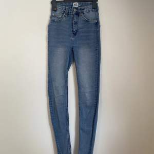 Tajta jeans med högmidja köpa på lager 157. Ligger ute på flera sidor. 