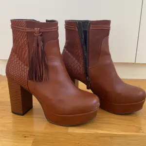 Högklackade bruna boots perfekt nu till hösten!🧸🍁dragkedja och tofsar på sidorna. Sparsamt använda men har liten defekt på tån, dock inget som märks❤️Klacken är 9 cm💕säljer då dom är för små för mig!