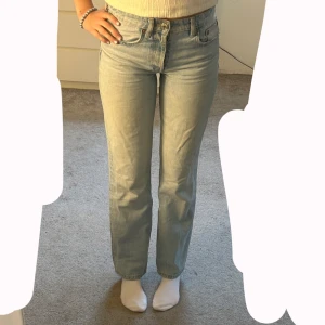 Zara jeans - Jag säljer nu dom här fina Low waist jeansen från zara då dom inte kommer till användning längre. Jag är 169cm. Jag säljer dessa jeans i svart också! Tveka inte på att höra av dig!💕