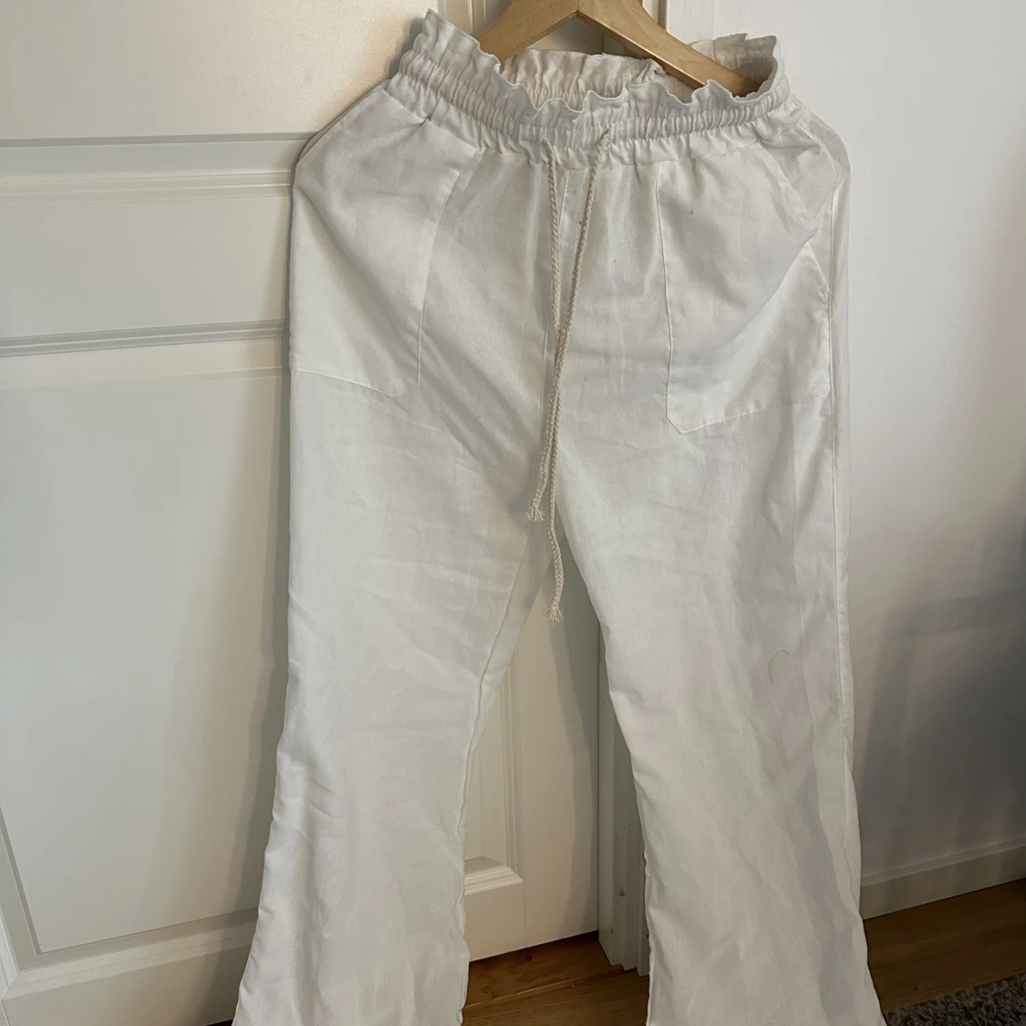 Vita linnebyxor