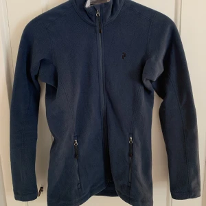 Peak performance kofta - Säljer denna fleecetröja från peak performance då sen inte passa längre. Storlek xs men skulle säga att den passar en s också. Figursydd. Mycket bra skick och endast använd ett fåtal gånger.