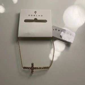 Liggande Kors Armband Guld - Edblad - Säljer detta jättefina helt oanvända armbandet från Edblad🤍 Slutsålt o går inte o få tag på längre