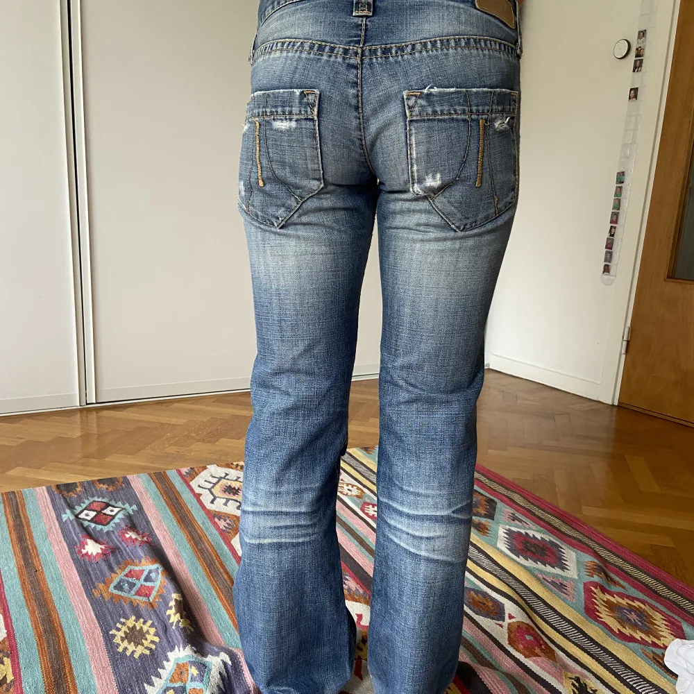 Säljer mina SJUKTSNYGA lågmidjade jeans köpta på 2000 talet ❤️säljer för att det är lite för små då det kommer inte till användning💓. Jeans & Byxor.