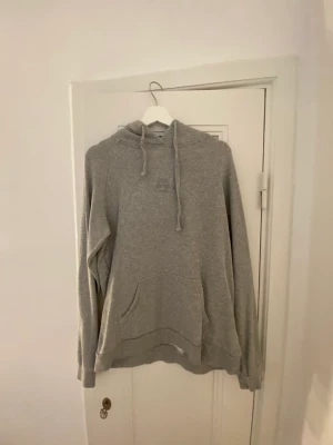 Hoodie  - Ljus grå hoodie ifrån peak performance. Hoddien är använd en gång och är i strl L men passar mig som är M/S. Hoodien är lite tunnare så passar bra att träna i!
