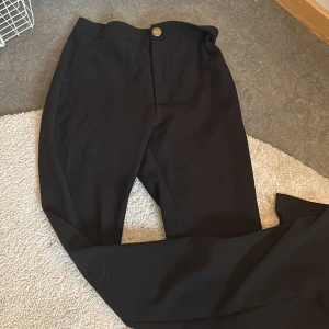 Kostymbyxa - Kostymbyxor från shein i fint skick strl xs men skulle säga dom sitter som s