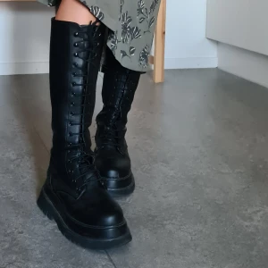 Knähöga stövlar - Ett par snörade stövlar som går upp till knäna. I gott skick. Supernajs att ha nu till hösten🍁 Samfraktar gärna, så kolla mina andra annonser!