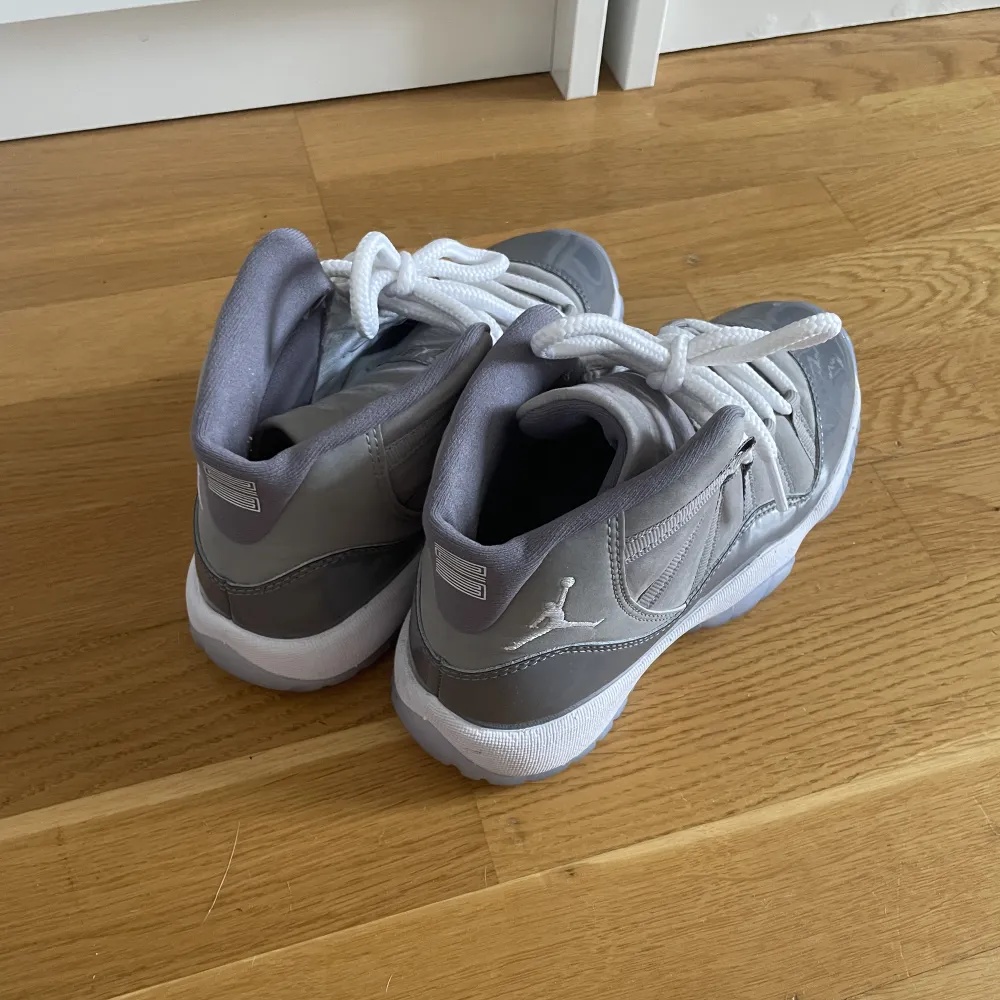 Jordan 11 cool grey i storlek 36. Kommer med orginallåda. Kvitto finns, köpta från SNKRS . Skor.