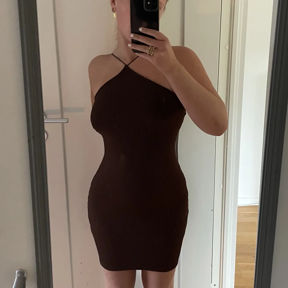 Snygg kortare mörkbrun klänning i storlek S! Säljer då jag aldrig använder den:). Klänningar.