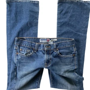 Vintage jeans  - Blåa jeans. Kom privat för fler bilder! Midja: 74 cm, innerbenslängd: 70 cm 🫶🏼