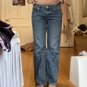 Lågmidjade jeans - Lågmidjade jeans från weekday i modellen arrow. Väldigt bra skick!