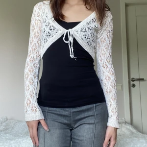 bolero - supergullig bolero köpt second hand men aldrig använd av mig! observera att den inte är helvit utan har även lite guldstrån invävt 🤍 