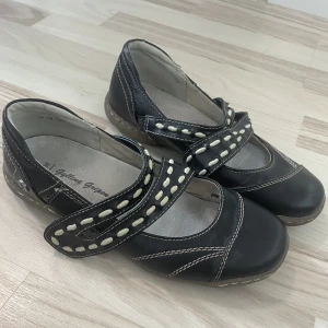 Ballerinaskor  - Vintage ballerinaskor i storlek 36. Skorna är i bra skick💕