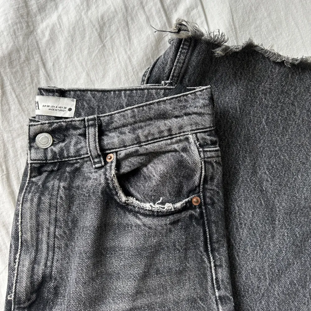 Gråa jeans ifrån Zara i modellen full lenght straight jeans. Storlek 36. Varsamt använda 🩷. Jeans & Byxor.