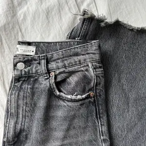 Gråa jeans ifrån Zara i modellen full lenght straight jeans. Storlek 36. Varsamt använda 🩷
