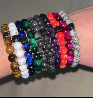 Pärlarmband - Jag säljer riktigt feta och kvalitativa kullänkar som specialdesignas efter dina mått. Armbanden kan mixas hursom helst. Om du är intresserad så är det bara att skicka dina mått så lösser jag ett armband som kommer vara perfekt. Man får med linnepåse. 