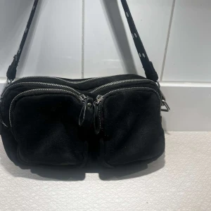 Svart axelremsväska  - Säljer nu min svarta axelremsväska från Gina Tricot! Den stora modellen🫶🏼 Svart långt band medkommer också!