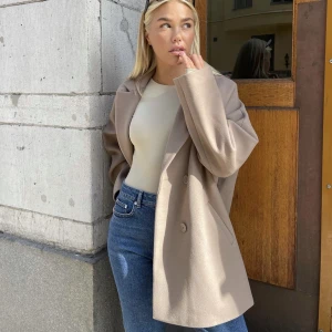 Oversized kappa - MOA MATTSSON X NAKD   Jättefin oversize kappa i fint skick.   Helt slutsåld på hemsidan.   Org pris: 900kr