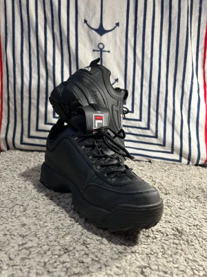 Fila Disrupter (S: 41) - Ett par svarta sneakers från Fila i storlek 41. Bara använts 2-3 gånger.