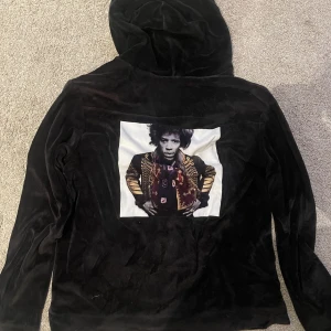 Limitato tröja - Säljer min Limitato hoodie som är i bra skick. Säljer för att den är för liten för mig. Storleken är M men passar S. Kontakta för mer bilder på tröjan. 