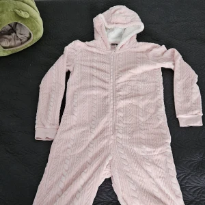 Onepiece  - Rosa super mjuk och mysig onepiece. Otroligt varm.
