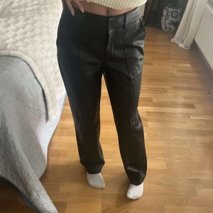 skinnbyxor!! - säljer dessa skiiitfina skinnbyxorna som är perfekta nu till hösten. Det är från nakd och nypriset är 600kr. säljer pga ingen användning då det är lite stora på mig. Aldrig använda så nyskick. kom privat för mer information och bilder💖💖💖