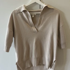 Kortärmad tröja med krage - Kortärmad tröja med krage i storlek XS (dock stor i storlek) tröjan är i bra skick.