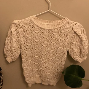 Stickad t-shirt - Stickad t-shirt från zara, inga defekter och använd några gånger. Skriv för frågor☺️