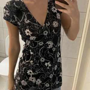 Linne/Klänning - En lite längre topp/kortare klänning från Lindex. Köpt second hand men aldrig använt av mig och i fint skick🩶Storlek Xs men passar även S