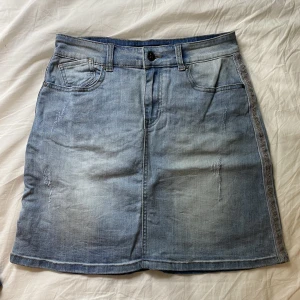 Kjol - Jeanskjol från Cc denim som köpts second hand men aldrig använts av mig🐬 Storlek 36/S