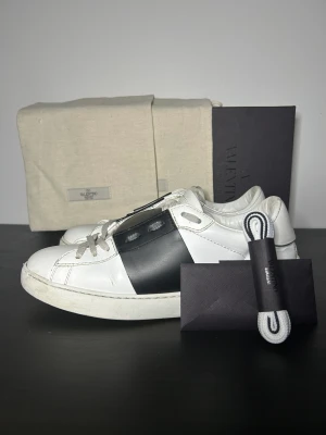 Valentino skor - Valentino open Pris: 3000kr Skick: 8,5/10 St: 39 All Og! Inte tvättade så sulan kan lätt bli som ny igen 