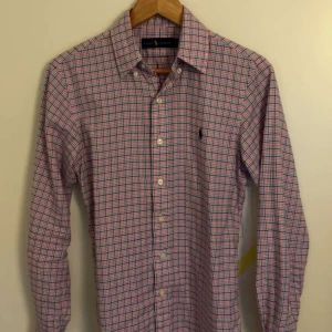 Ralph lauren skjorta - Snygg helt oanvänd Ralph lauren skjorta i storlek S. Köpt på Ralph lauren butiken i london för något år sen men har inte hamnat i användning. Skriv för mer info eller fler bilder 