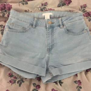 Säljer denna lowwaisted jeans shorts från h&m. 