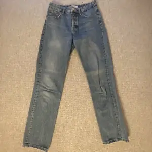 Blåa jeans från zara. Tror modellen är straight jeans, men är osäker. Säljer då dom inte längre kommer till användning.