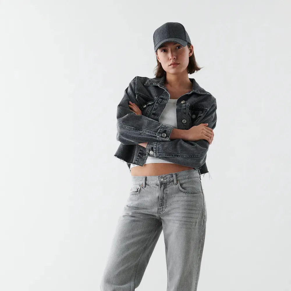 Jag säljer dessa jättefina jeans ifrån Gina tricot för att jag aldrig har fått användning av dem😊. Jeans & Byxor.