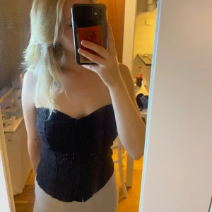 Svart topp - Jättefin svart topp som tyvärr är för stor för mig.