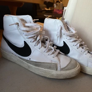 Skor - Jättefina! Säljs då de ej kommer till användning längre. storlek 42!  Köpren står för frakten 