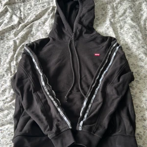 Hoodie - Svart Levis hoodie. Bra skick. Storlek XS men sitter oversized och ser ut som en M